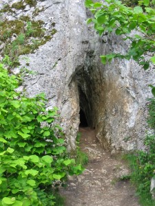 Wejście do jaskini suchej w Mirowie