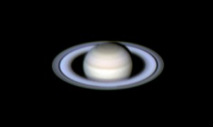 Saturn i jego pierścienie widziane przez teleskop optyczny