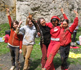 Grupa dzieci pod jaskinią Głęboką na Jurze