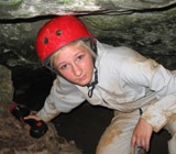 Jaskinia Głęboka, dziewczyna w czerwonym kasku