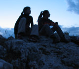 Dwie dziewczyny na jurajskiej skale o zachodzie słońca