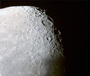 Kratery na powierzchni Księżyca. Astropokazy - oglądanie nieba przez teleskop.