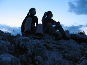 Dwie dziewczyny na jurajskiej skale o zachodzie słońca